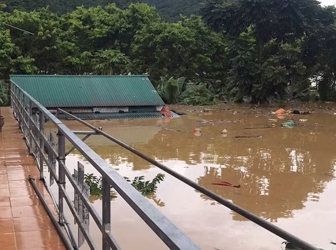 Nhiều nơi nước ngập đến nóc nhà