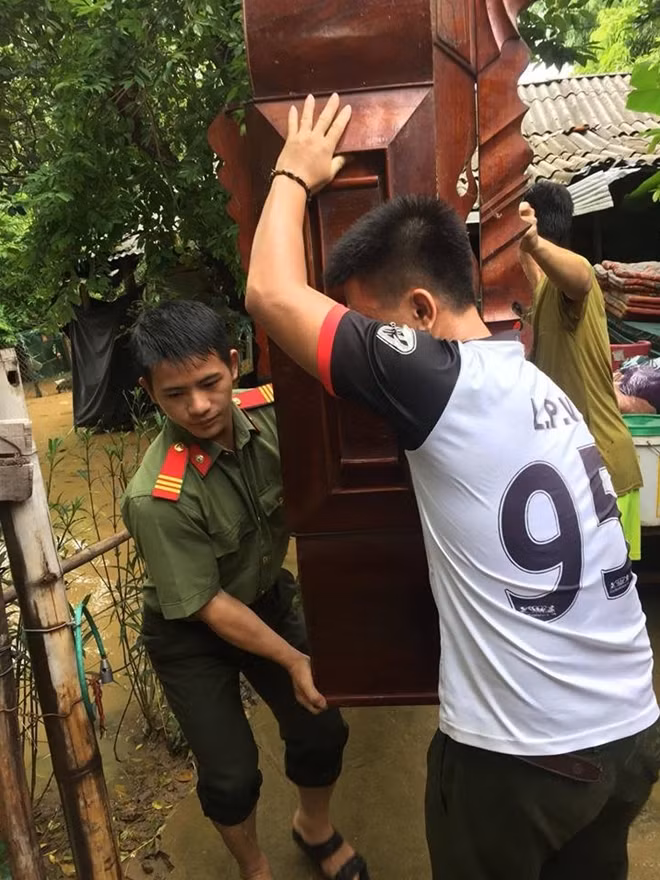 CBCS Công an huyện Tương Dương giúp dân di dời tài sản lên cao.
