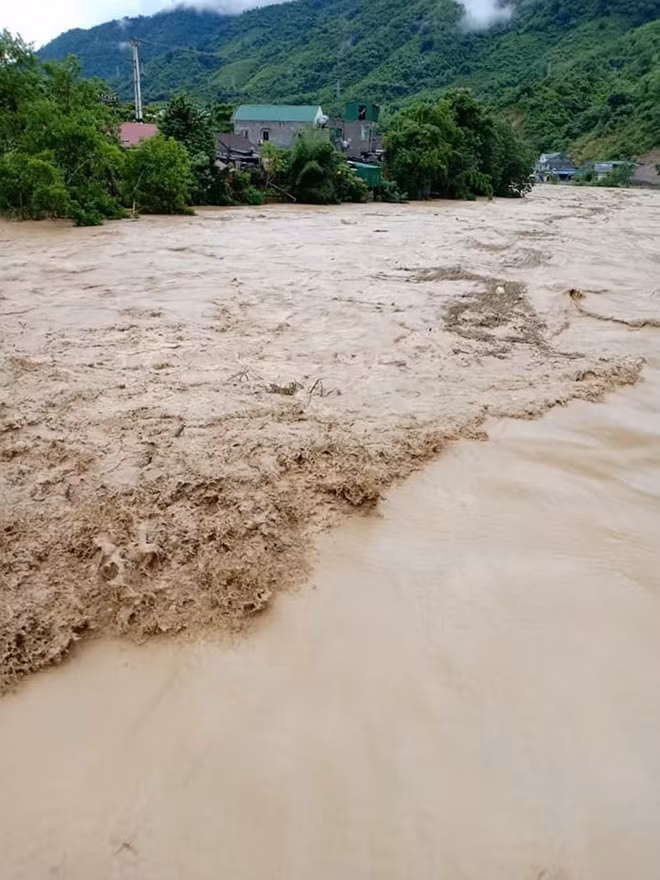 Tại huyện Kỳ Sơn, nước lũ cuồn cuộn trên đường.