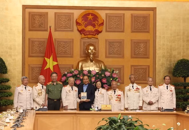 Ban liên lạc gửi tặng đồng chí Thủ tướng cuốn sách "Những ngày ở chiến trường" và Bộ sưu tập những lá thư thời chiến