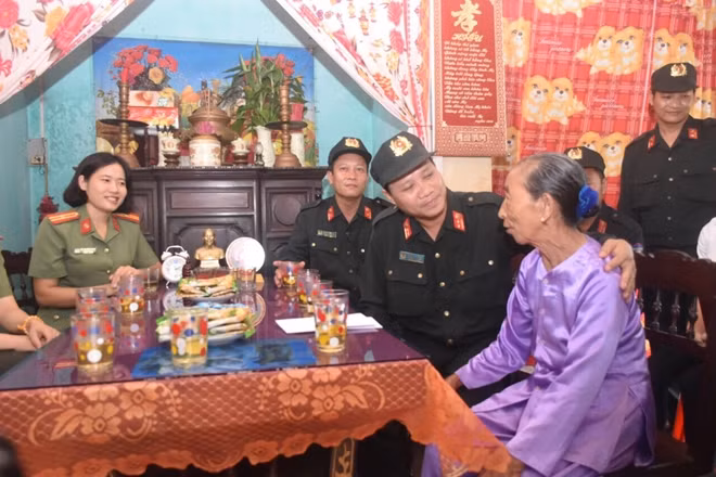Trung đoàn CSCĐ Trung bộ và Hội Phụ nữ Công an tỉnh Quảng Trị thăm hỏi, tặng quà gia đình Mẹ Việt Nam anh hùng Nguyễn Thị Liền