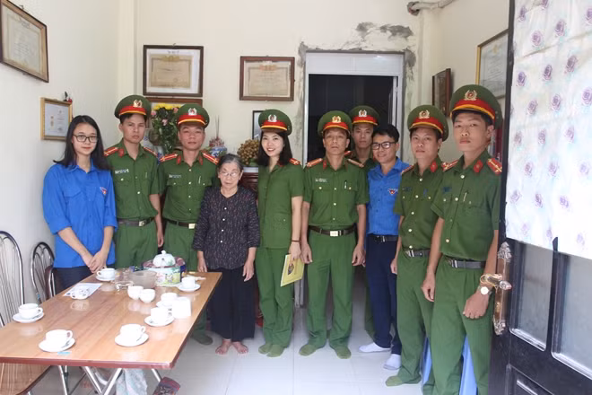 Tiểu đoàn CSBV vận chuyển hàng đặc biệt thăm hỏi, tặng quà Mẹ Việt Nam anh hùng Nguyễn Thị Lâm