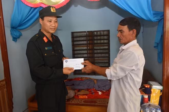 Trung đoàn CSCĐ Trung bộ và Hội Phụ nữ Công an tỉnh Quảng Trị thăm hỏi, tặng quà gia đình Mẹ Việt Nam anh hùng Nguyễn Thị Thẻn