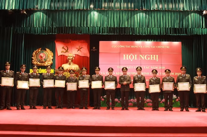 Thứ trưởng Nguyễn Văn Thành trao Bằng khen của Bộ Công an tặng các cá nhân