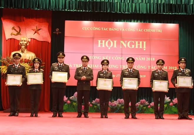 Thứ trưởng Nguyễn Văn Thành trao Bằng khen của Bộ Công an tặng các tập thể, cá nhân có thành tích xuất sắc trong công tác