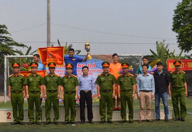 Các đại biểu chụp ảnh lưu niệm với các đội tuyển tại giải đấu