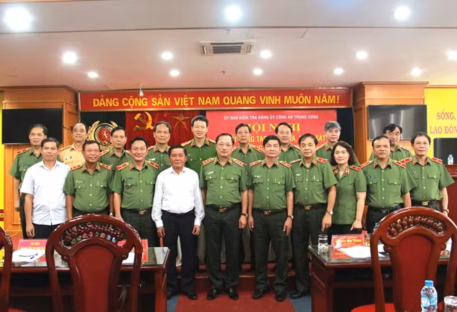 Đồng chí Trần Cẩm Tú, Thứ trưởng Nguyễn Văn Thành với các đại biểu dự hội nghị