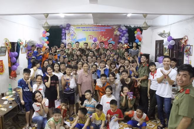 Tuổi trẻ Học viện ANND cùng trẻ em mồ côi Hà Cầu hoà quyện trong đêm phá cỗ Trung thu