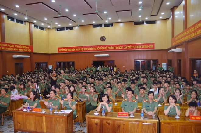 Đông đảo cán bộ giáo viên, đoàn viên thanh niên và học viên 2 đơn vị tham gia buổi toạ đàm