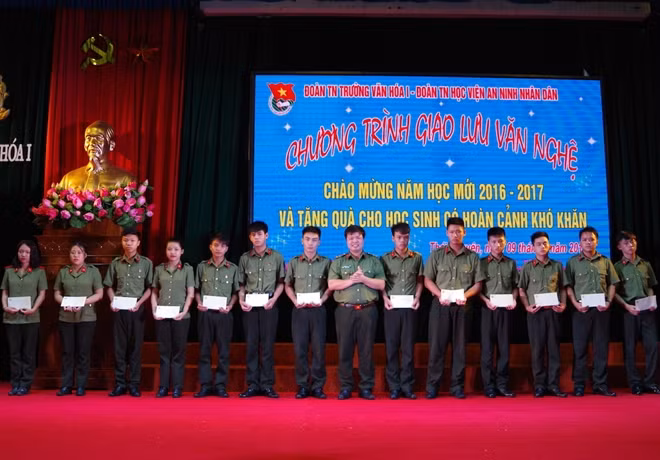 Thượng uý Dương Xuân Khiêm, Bí thư Đoàn Học viện ANND trao tặng 30 suất quà cho các học sinh Trường Văn hoá I