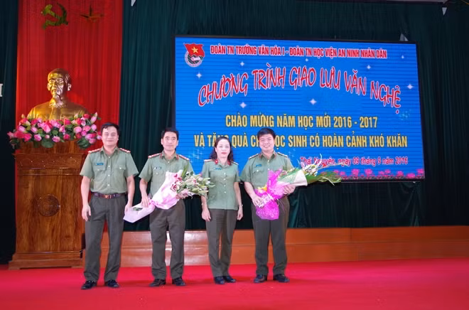 Thượng tá Đỗ Thị Huyền Lan và Đại uý Phạm Văn Đoàn tặng hoa tuổi trẻ hai nhà trường