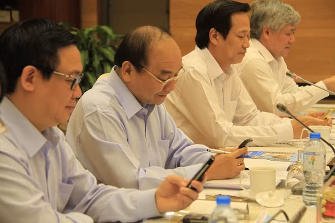 Thủ tướng Nguyễn Xuân Phúc cùng các đại biểu nhắn tin ủng hộ người nghèo