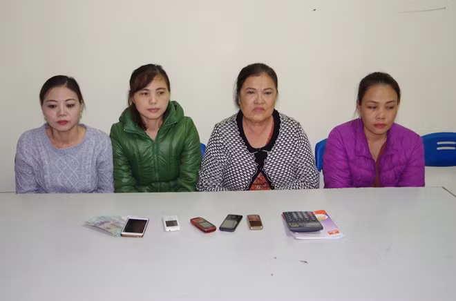 Các đối tượng Hường, Xuân, Từ, Đông (từ trái qua) cùng các tang vật liên quan.