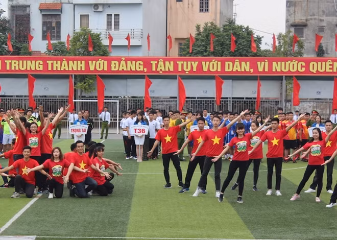 Và biểu diễn dân vũ chào mừng giải bóng đá