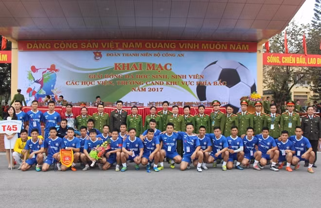 Ban tổ chức chụp ảnh lưu niệm với các đội bóng