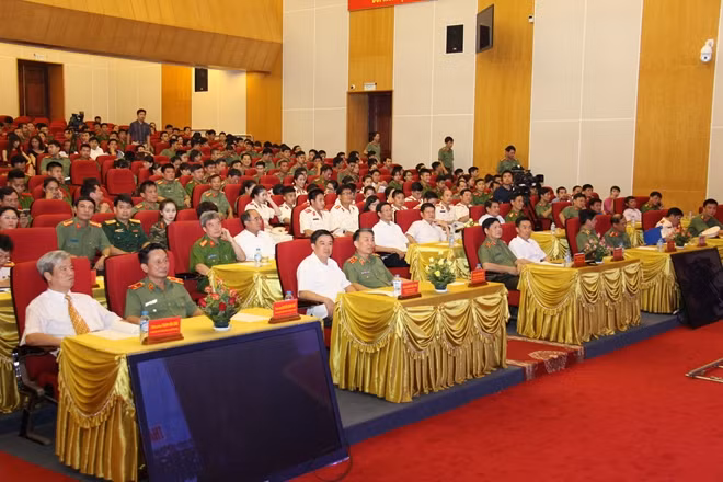 Trung tướng Trần Bá Thiều, Tổng cục trưởng Tổng cục Chính trị CAND cùng các đại biểu tham dự chương trình giao lưu.