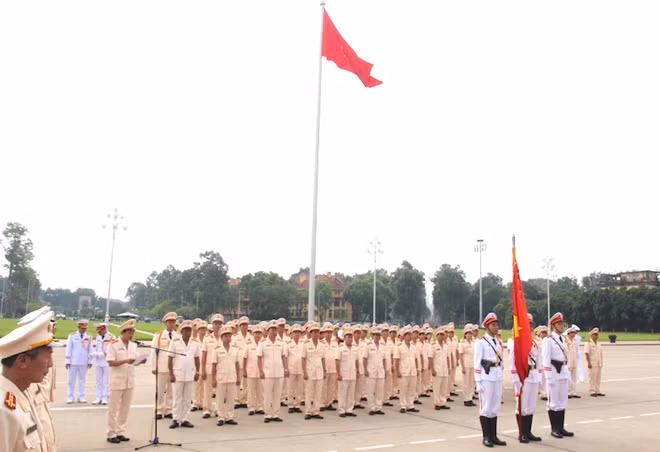 Đoàn đại biểu báo công trước anh linh Chủ tịch Hồ Chí Minh
