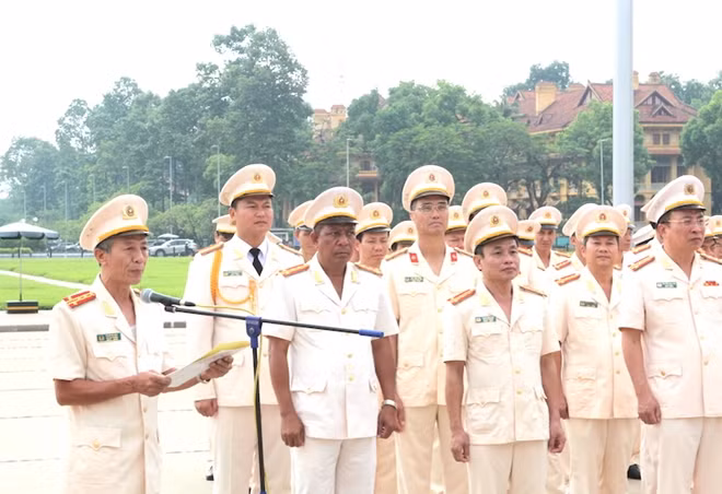 Đại tá Phạm Bá Hậu, Phó Cục trưởng Cục Công tác đảng và công tác chính trị - Bộ Công an thay mặt Đoàn đại biểu thành kính báo công với Bác