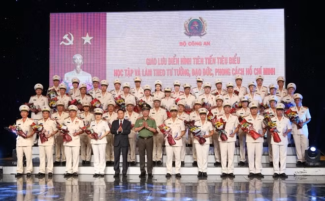 Thứ trưởng Nguyễn Văn Thành, Tổng Giám đốc Thông tấn xã Việt Nam Nguyễn Đức Lợi tặng hoa và trao biểu trưng cho các điển hình tiên tiến