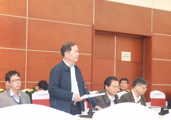 Đại biểu phát biểu tại phiên họp.