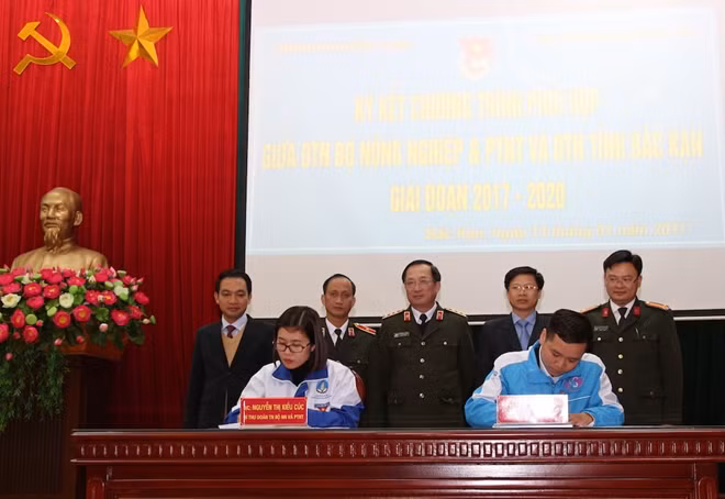 Thứ trưởng Nguyễn Văn Thành với các đại biểu chứng kiến lễ ký kết