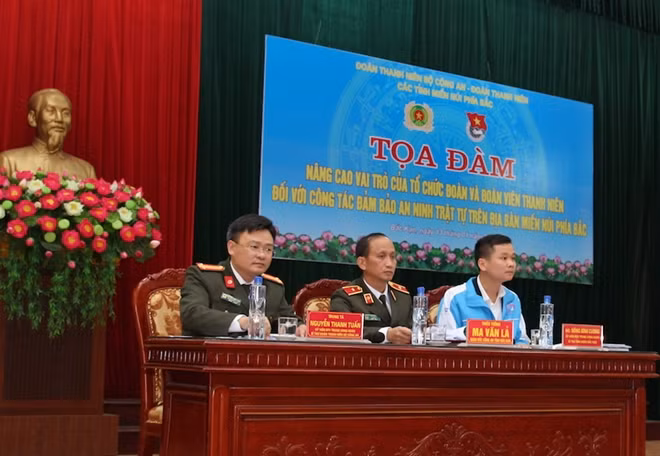 Các đại biểu chủ trì toạ đàm