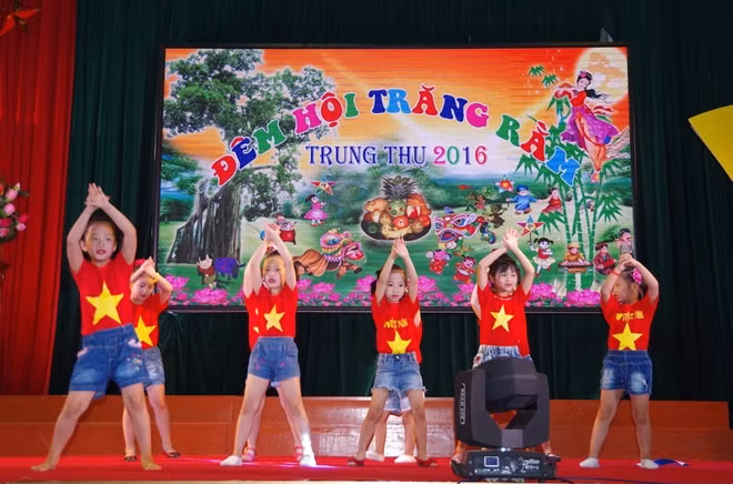 Và biểu diễn văn nghệ tại đêm hội trăng Rằm