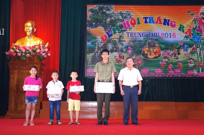Đại tá, Th.S Dương Xuân Đức - Bí thư Đảng ủy, Hiệu trưởng nhà trường trao quà của Quỹ khuyến học CAND cho các cháu thiếu niên, nhi đồng