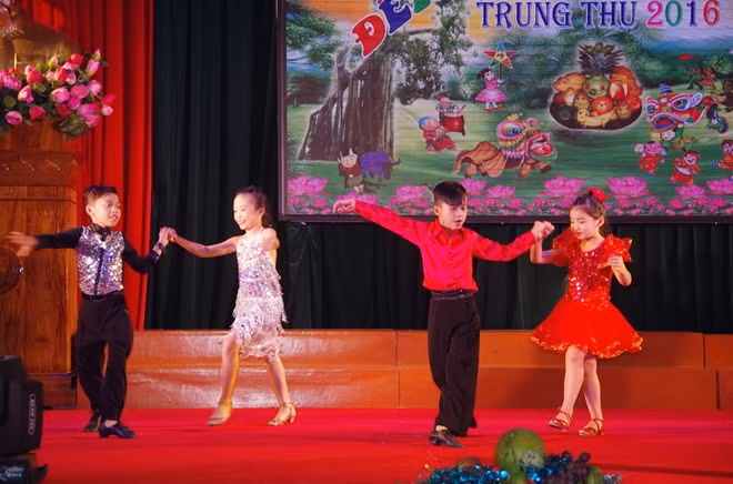 Các cháu thiếu nhi khiêu vũ thể thao