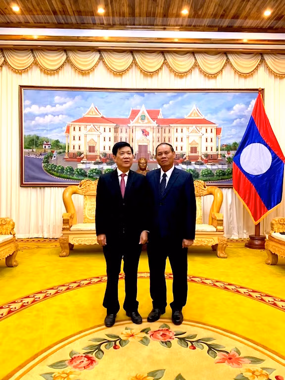 Bộ trưởng Vilay Lakhamphong và Thứ trưởng Nguyễn Văn Sơn tại buổi tiếp