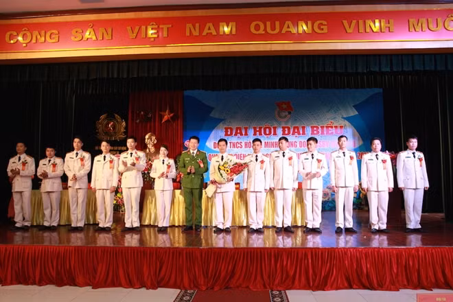 Đại tá Vũ Hồng Văn tặng hoa Ban Chấp hành Đoàn Thanh niên Trung đoàn 30 nhiệm kỳ mới