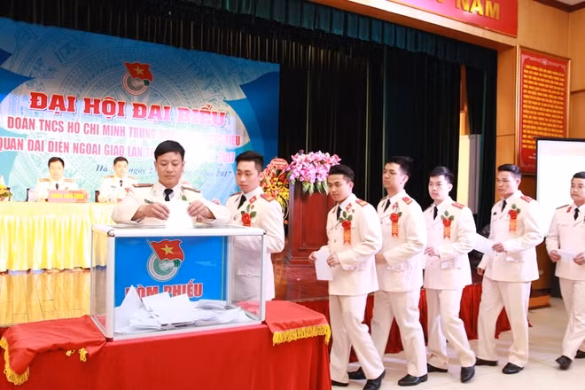 Và bỏ phiếu bầu Ban Chấp hành Đoàn Thanh niên Trung đoàn 30 nhiệm kỳ VII