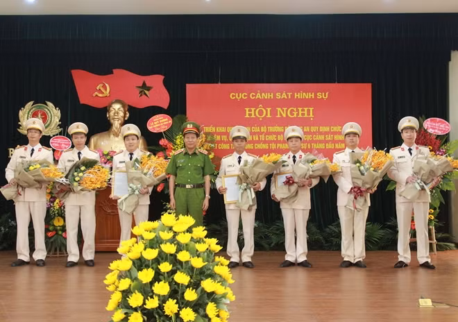 Thứ trưởng Lê Quý Vương trao Quyết định của Bộ trưởng Bộ Công an bố trí các đồng chí Trưởng phòng của Cục CSHS.