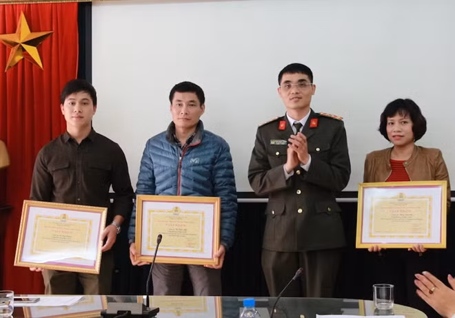 Đại uý Phạm Mạnh Tường tặng Giấy khen của Công đoàn Tổng cục Chính trị CAND cho các cá nhân