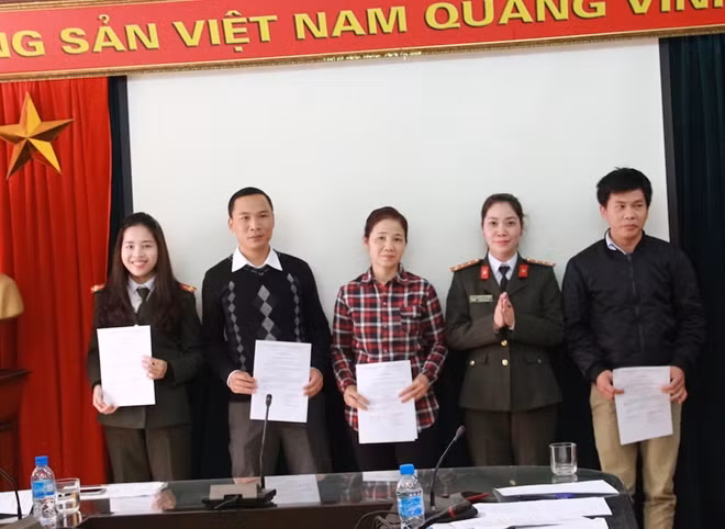 Công đoàn cơ sở Báo CAND tặng Giấy khen cho các cá nhân
