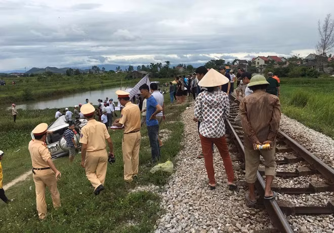 Lực lượng CSGT khám nghiệm hiện trường, điều tra nguyên nhân