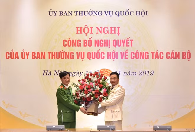 Thứ trưởng Nguyễn Duy Ngọc tặng hoa chúc mừng Thiếu tướng Nguyễn Minh Đức