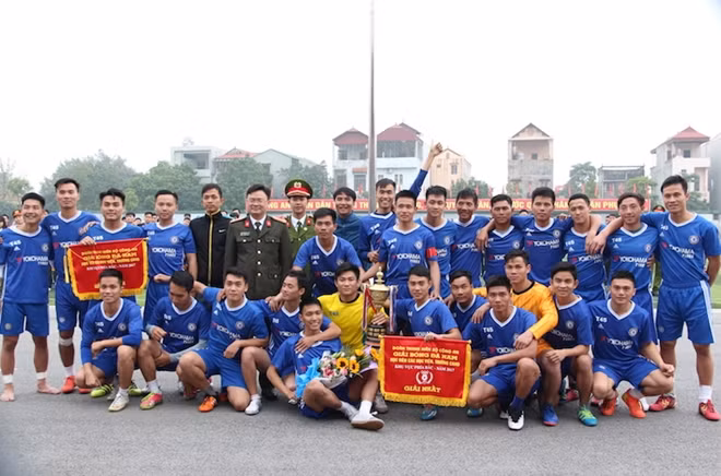 Đội bóng Trường Trung cấp Cảnh sát vũ trang giành Cup