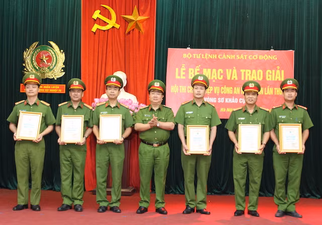 Đại tá Nguyễn Trọng Chí trao giải Nhất, Nhì, Ba toàn đoàn cho các tập thể