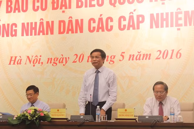 Các đồng chí Uỷ viên Hội đồng bầu cử quốc gia chủ trì buổi họp báo.