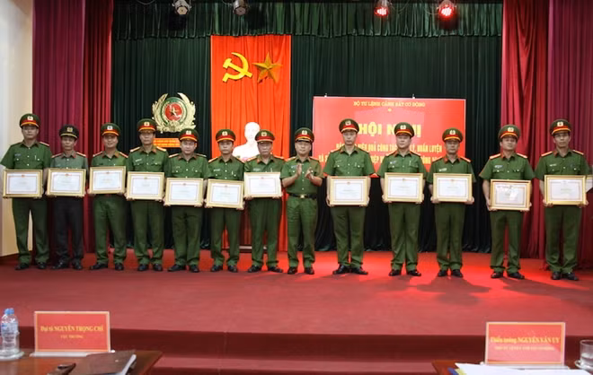 Thiếu tướng Nguyễn Văn Uy tặng Bằng khen của Bộ Tư lệnh CSCĐ cho các tập thể