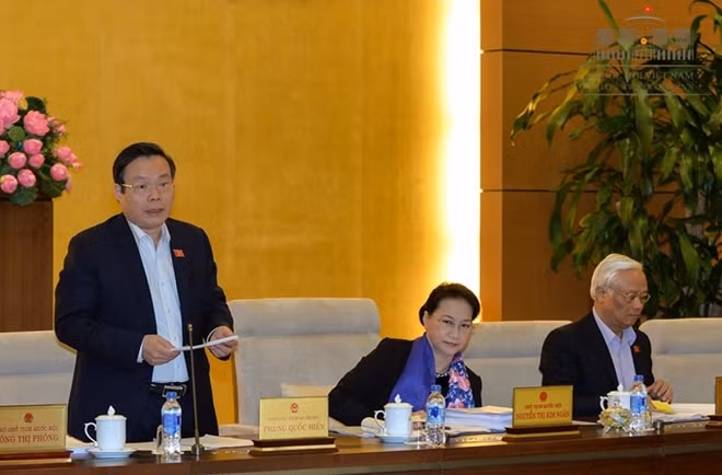Phó Chủ tịch Quốc hội Phùng Quốc Hiển phát biểu tại phiên họp