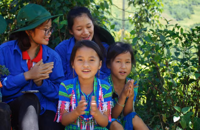 Giây phút giải lao vui vẻ cùng các em nhỏ thôn Khấu Ly