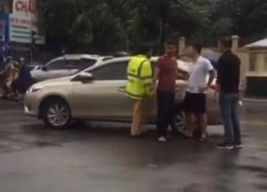 Nam thanh niên vi phạm luật giao thông còn hành hung CSGT (áo trắng, ảnh cắt từ clip)