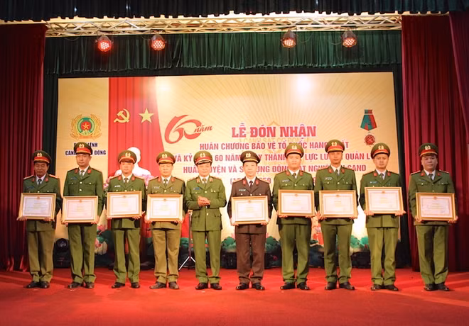Trung tướng Phạm Quốc Cương trao Bằng khen của Bộ Công an cho các tập thể, cá nhân xuất sắc.