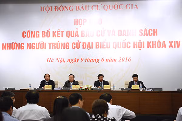 Phó Chủ tịch Quốc hội Phùng Quốc Hiển cùng các đồng chí chủ trì buổi họp báo