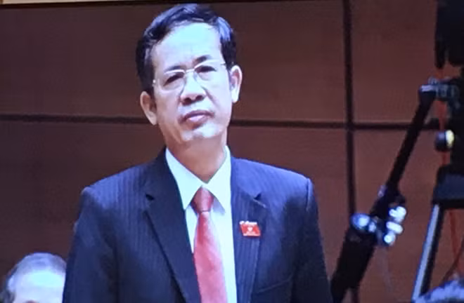 Đại biểu Trần Công Thuật thảo luận tại hội trường, sáng 29-7.
