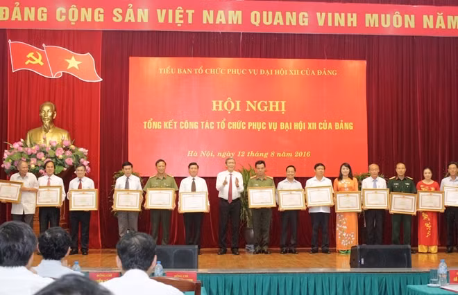 Thường trực Ban Bí thư Đinh Thế Huynh trao Bằng khen của Thủ tướng Chính phủ tặng các tập thể có thành tích xuất sắc