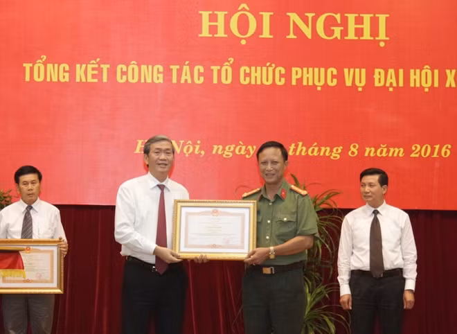 Thường trực Ban Bí thư Đinh Thế Huynh trao Bằng khen của Thủ tướng Chính phủ tặng tập thể Bộ Tư lệnh Cảnh vệ
