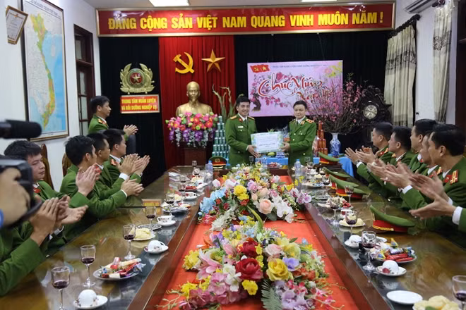 Tư lệnh CSCĐ Phạm Quốc Cương chúc tết Trung tâm Huấn luyện và Bồi dưỡng nghiệp vụ 1